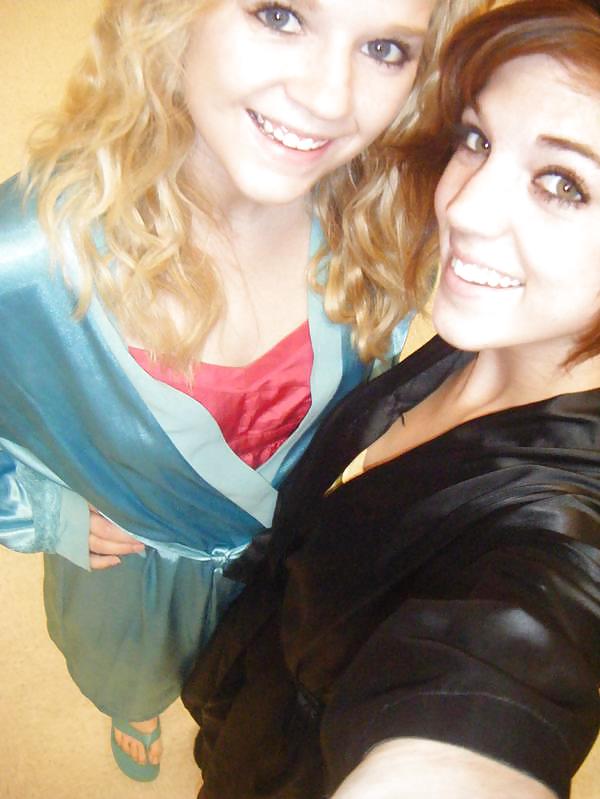 2 Oder Mehr Mädchen In Satin-Robe Oder Kimono #17133764