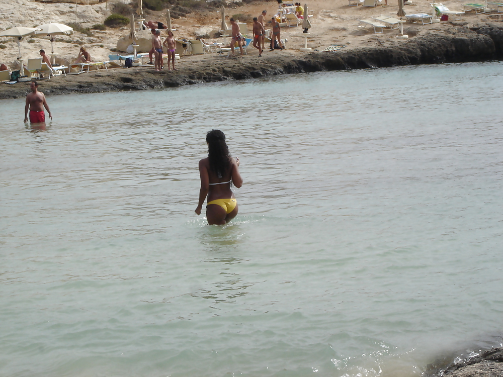Mujer madura en la playa 
 #9590043