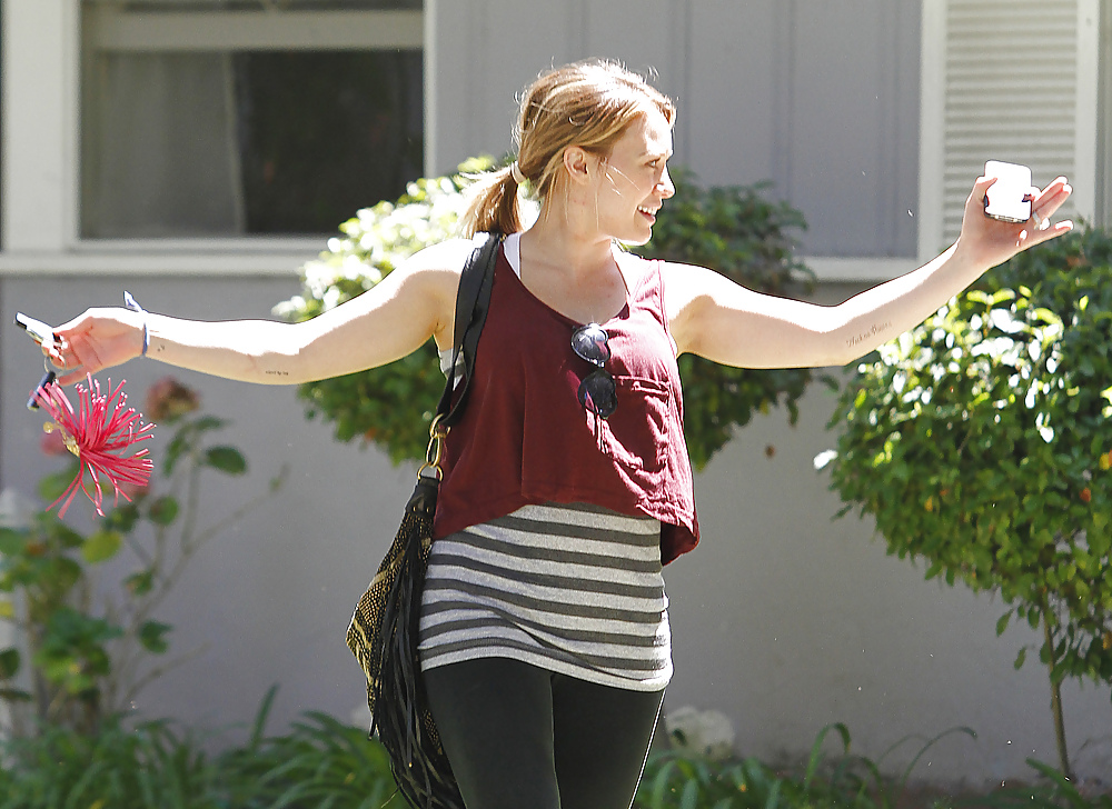 Hilary duff va a lezione di yoga guardando hollywood felice
 #7464001