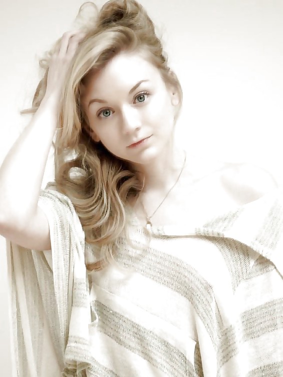 Emily Kinney #21091568