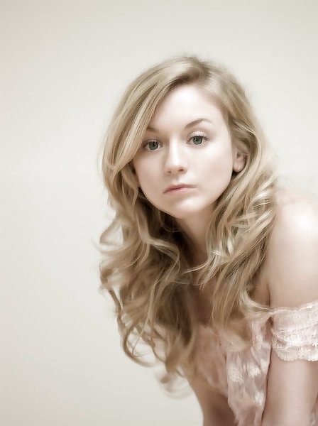 Emily Kinney #21091591