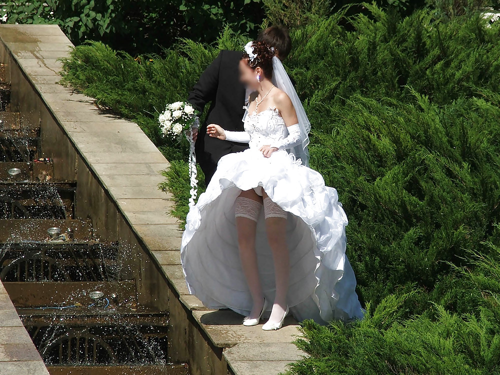 花嫁の結婚式の盗撮 アップスカートの白いパンティーとブラジャー
 #21329131