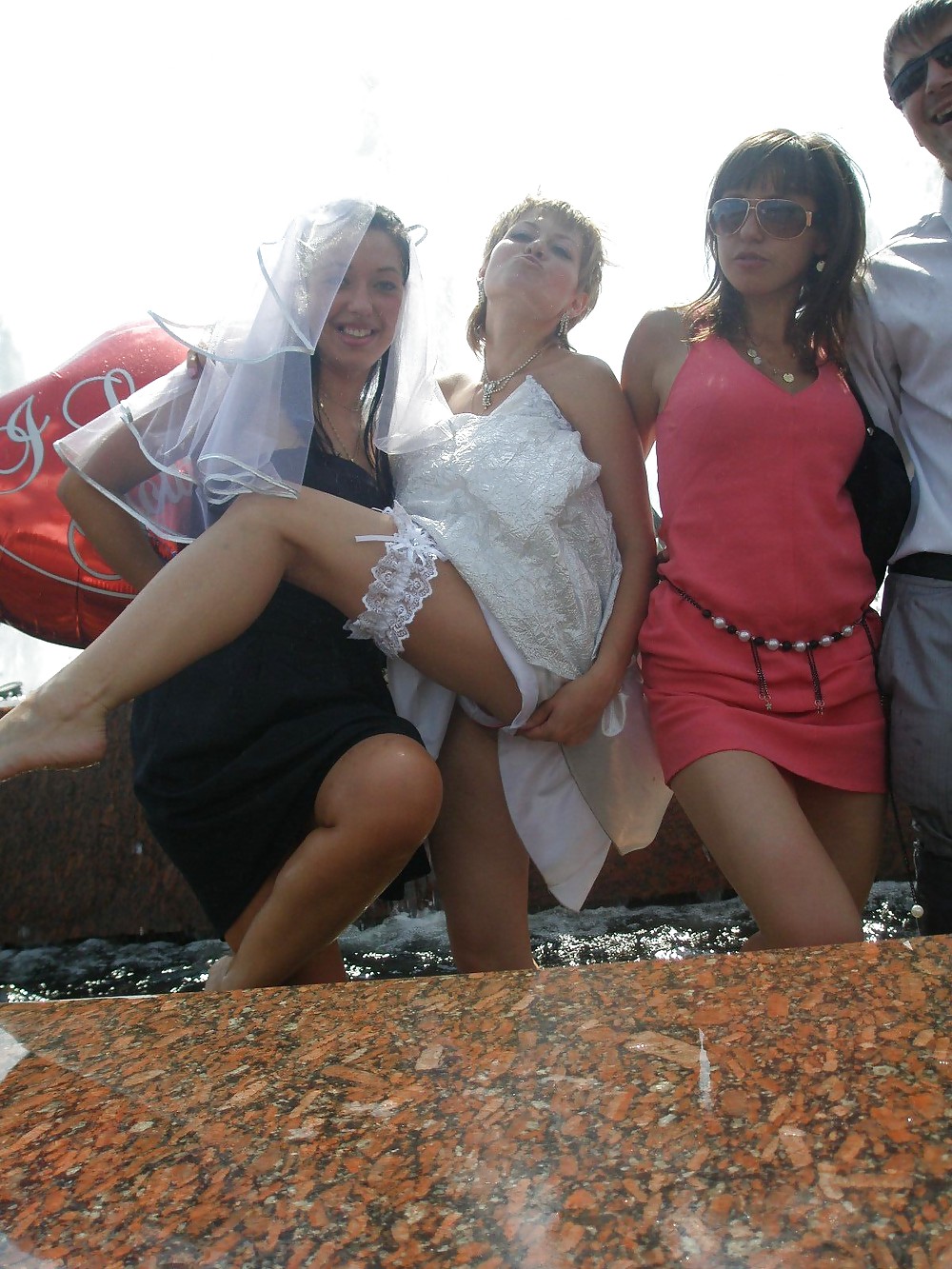 Novias boda voyeur upskirt bragas blancas y sujetador
 #21329221