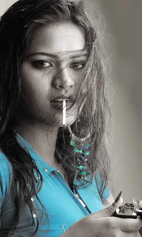 Indian Sexy Schauspielerin Priyasaloni #3651569