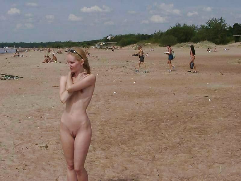 Rubias nudistas en la playa
 #1439771