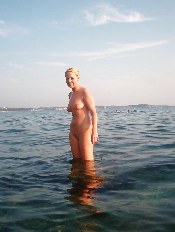 Rubias nudistas en la playa
 #1439785