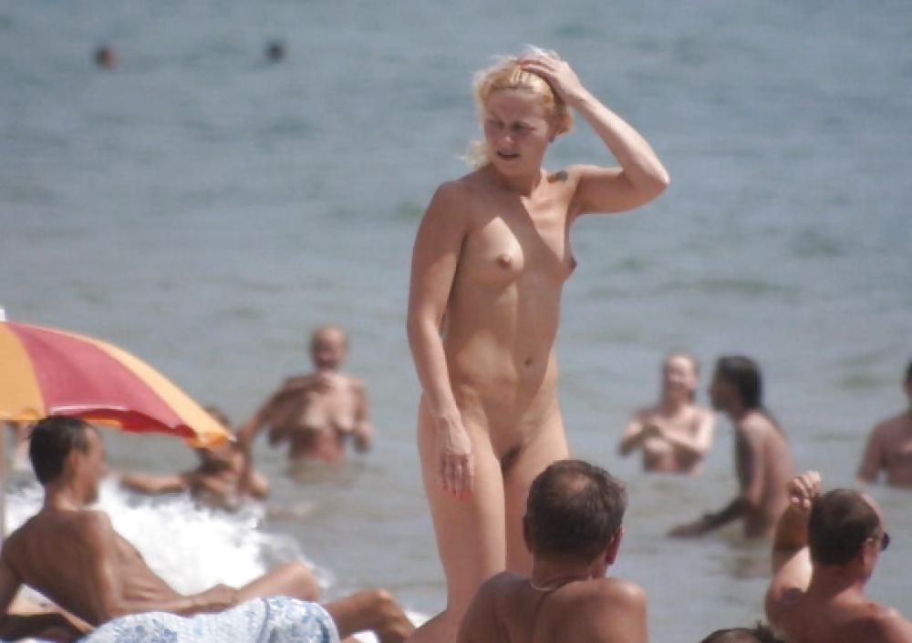 Rubias nudistas en la playa
 #1439878