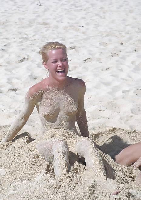 Rubias nudistas en la playa
 #1439897