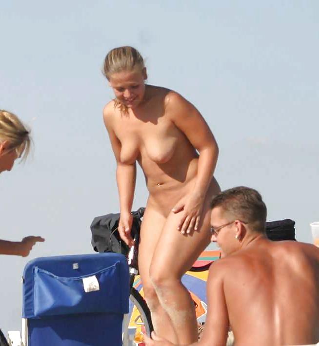 Rubias nudistas en la playa
 #1440012