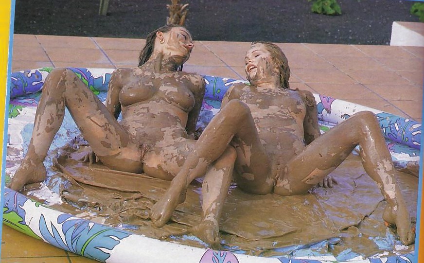 Lotta nel fango, due ragazze lottano.
 #20779560