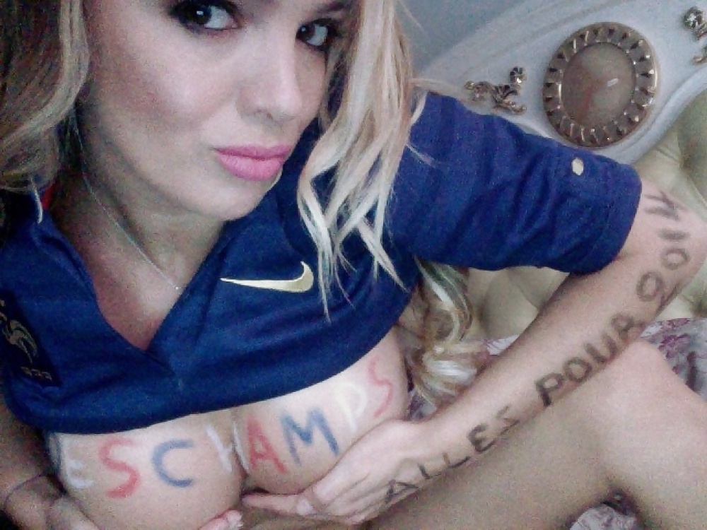 Femme de joueur de foot et supportrice  #17427074