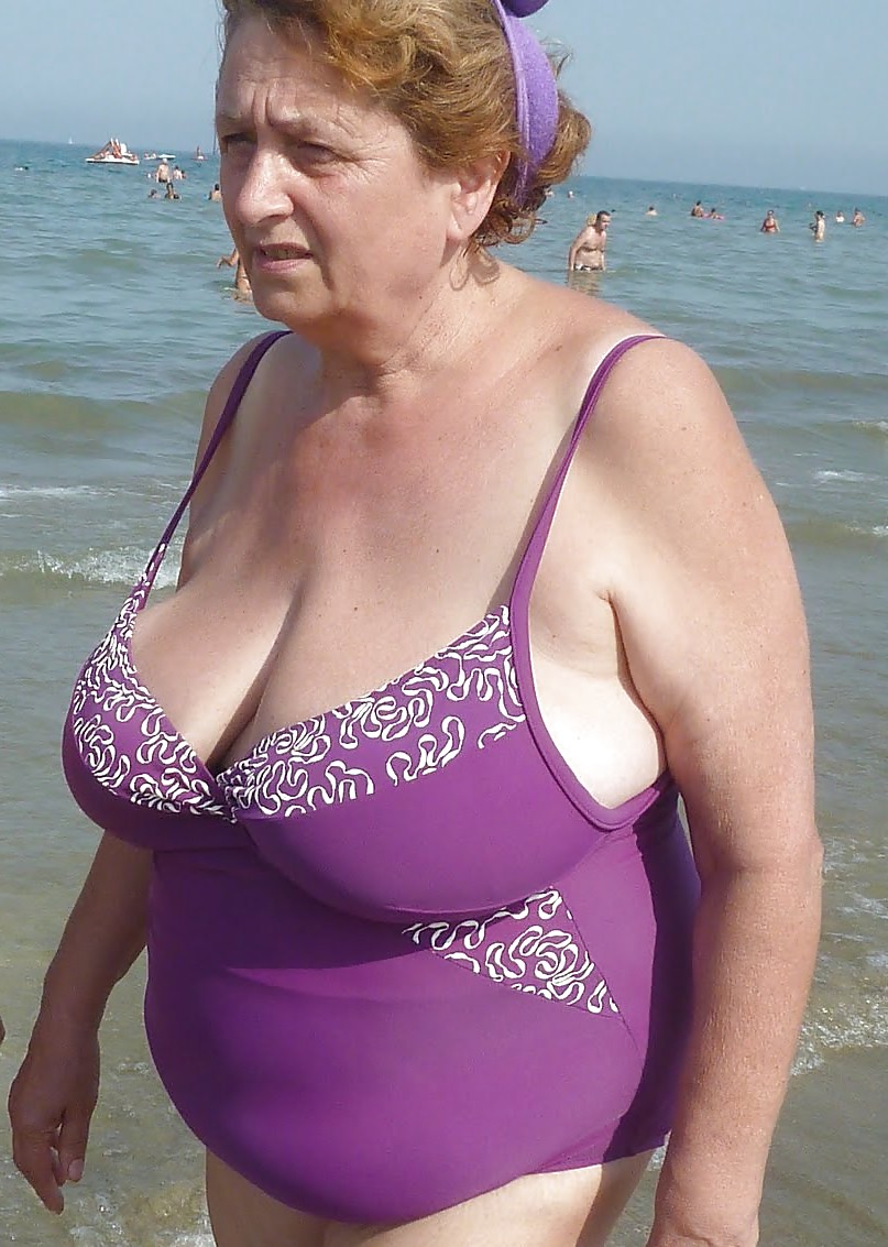 Saggy tits in swimsuit. #4879442