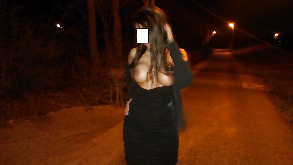 Fuori di tetta 5 - wife show tits outdoor #21094335