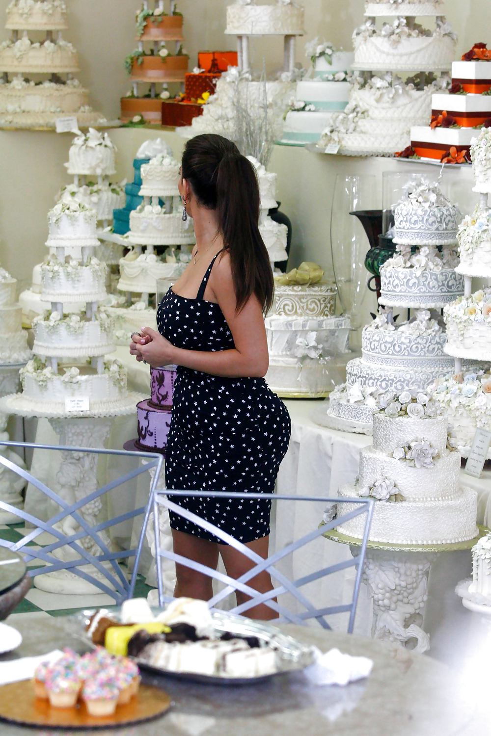 Kim kardashian buscando un pastel de boda 
 #4978997