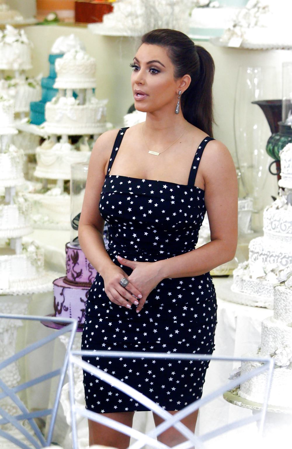 Kim kardashian buscando un pastel de boda 
 #4979195