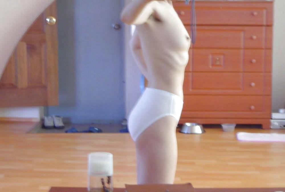 Madura coreana con axilas peludas selfshot nude
 #13012971