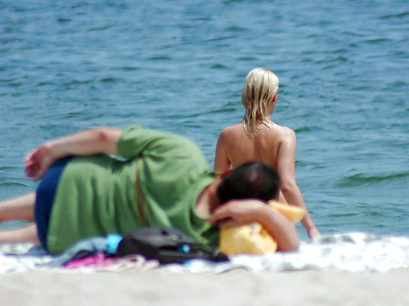 Mujer madura con tetas perfectas en la playa
 #14326784