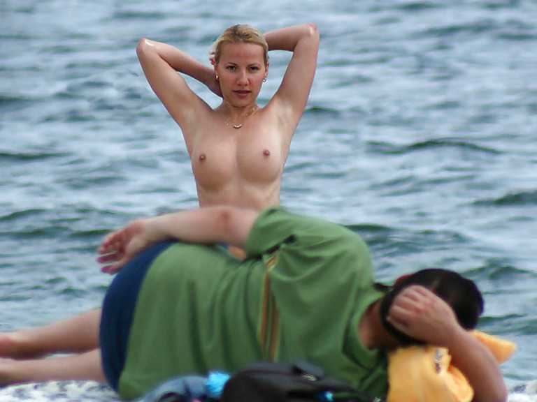 Mujer madura con tetas perfectas en la playa
 #14326790