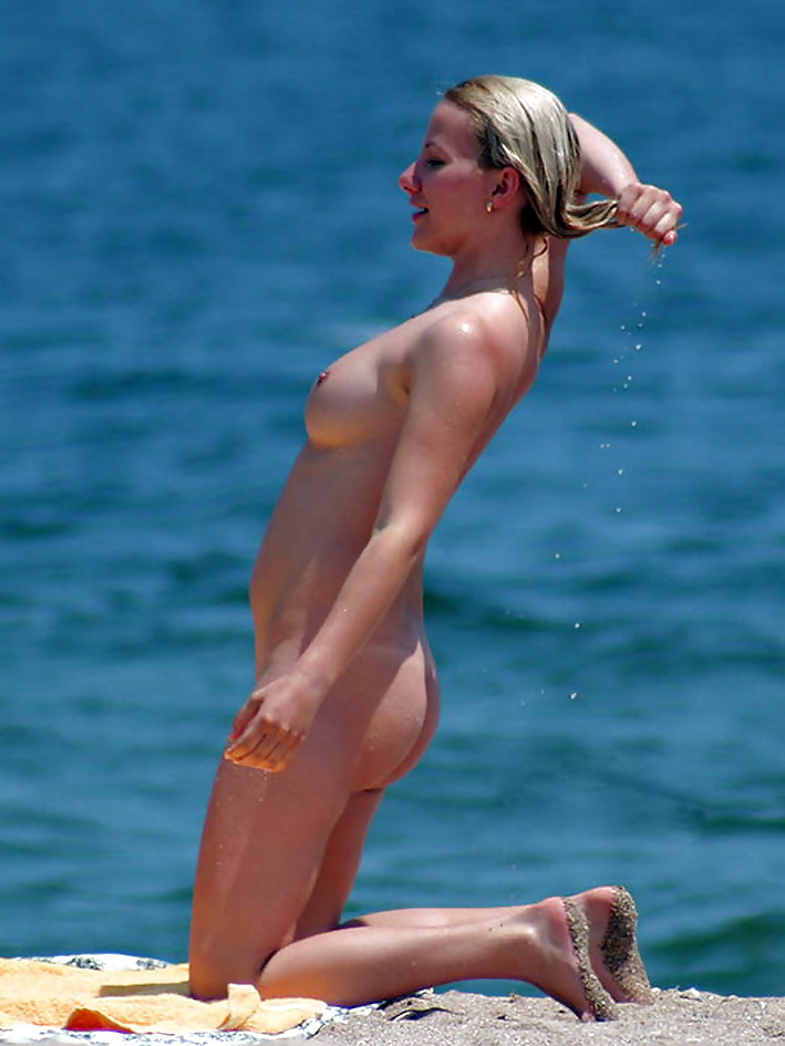Donna matura con tette perfette sulla spiaggia
 #14326820