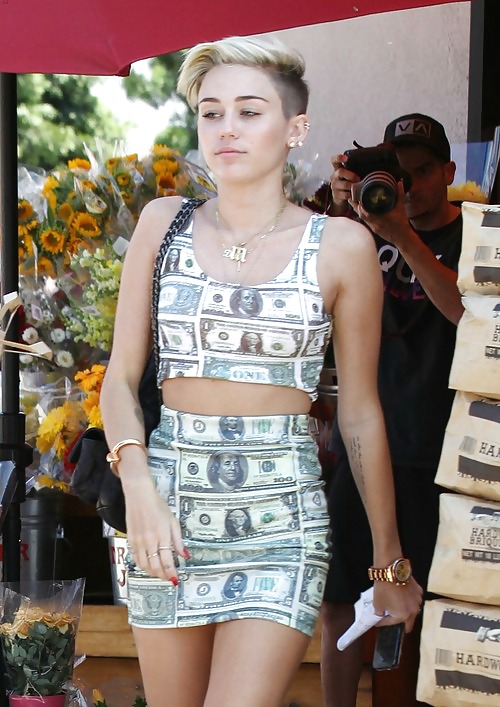 2013年7月LAで買い物をするMiley Cyrusのセクシーな短いスカート
 #18456317