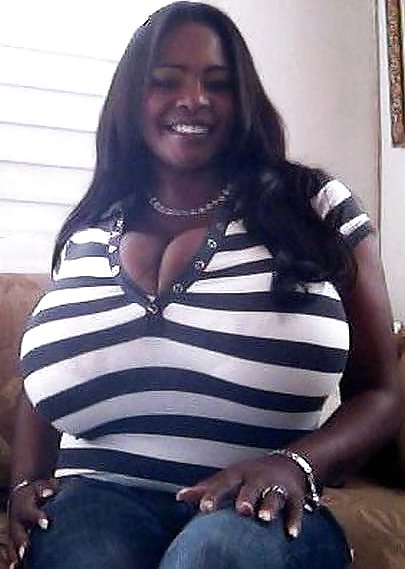 巨大な乳房の黒人女性 3
 #10258117