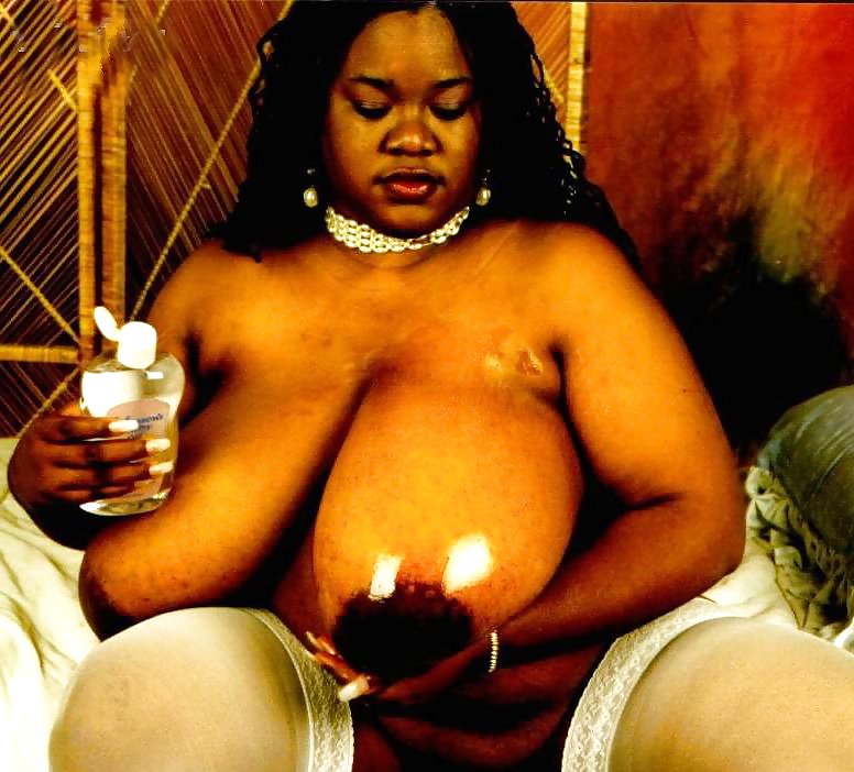 巨大な乳房の黒人女性 3
 #10258148