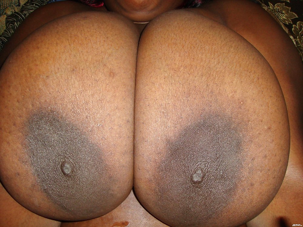 巨大な乳房の黒人女性 3
 #10258188
