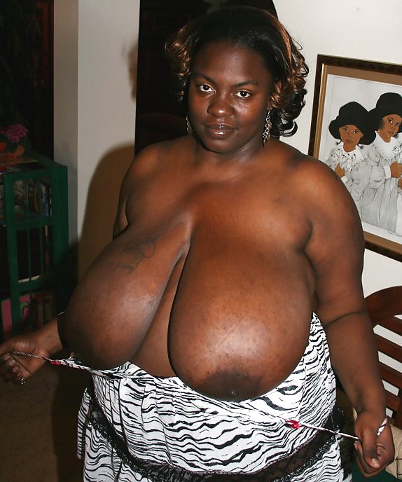 巨大な乳房の黒人女性 3
 #10258208