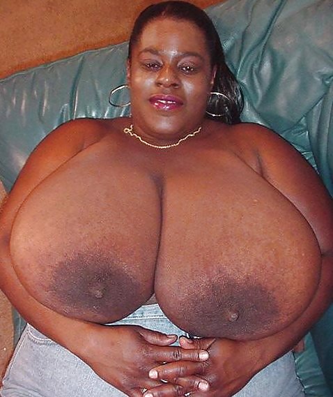 巨大な乳房の黒人女性 3
 #10258297