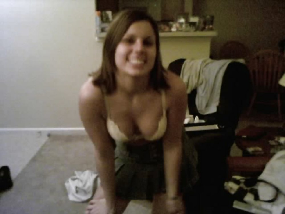 Brunette Amateur Posiert Mit Ihrem Computer #12394031