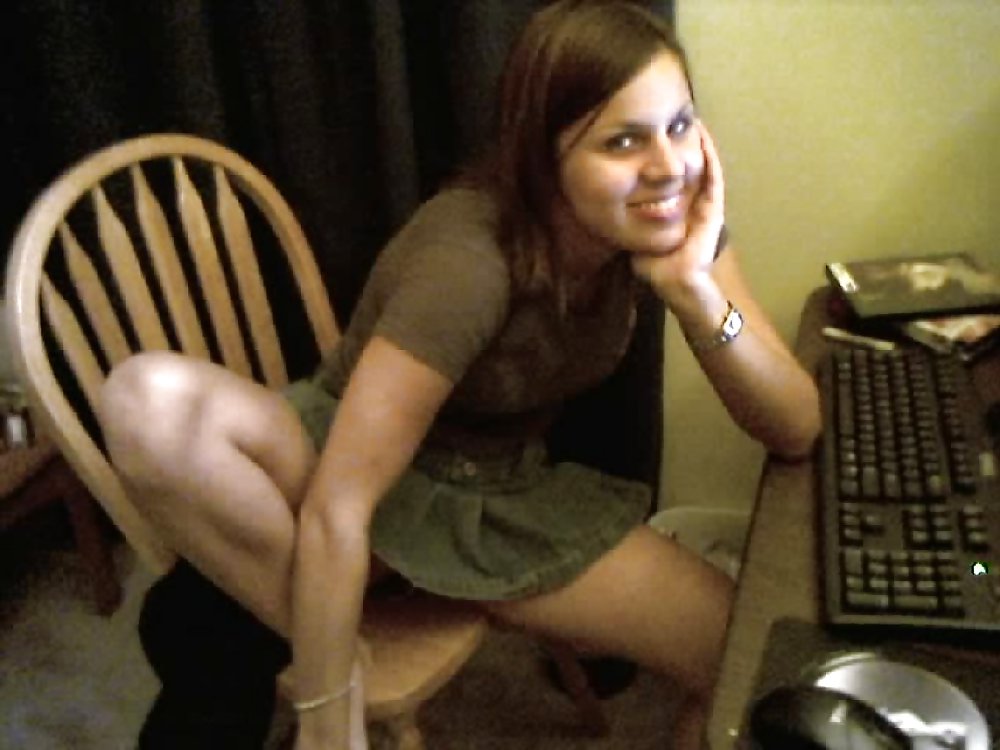 Brunette Amateur Posiert Mit Ihrem Computer #12394058