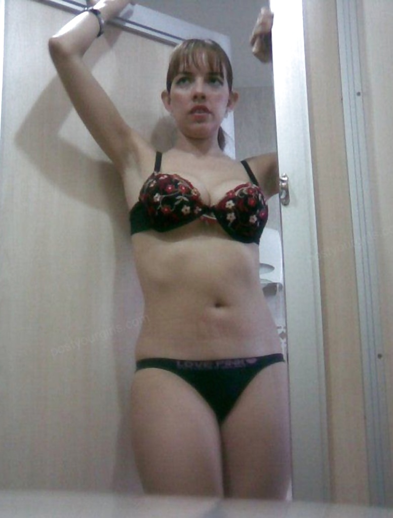 Vollbusige Frau Streifen Und Spreads Zu Hause #7101666