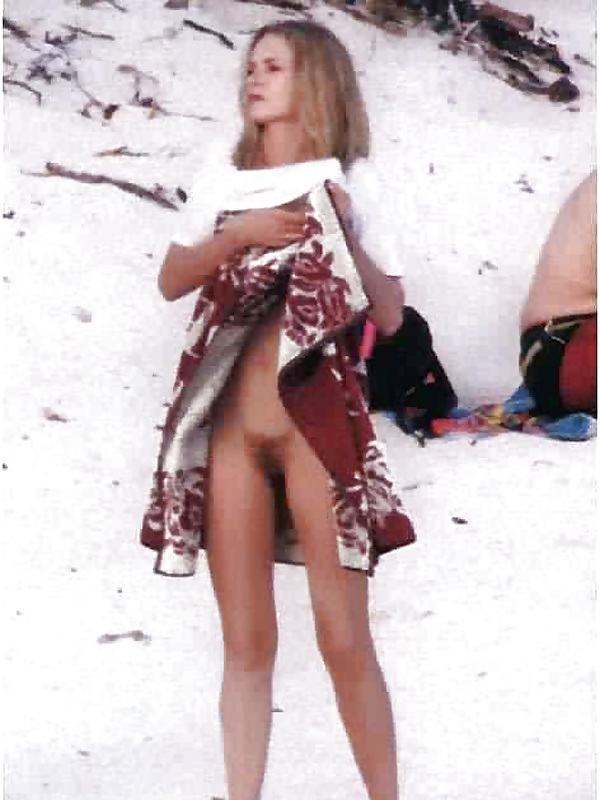 Uma thurman en una playa desnuda
 #9402182