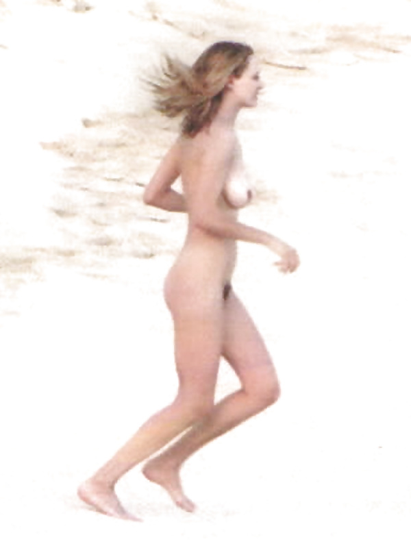 Uma thurman en una playa desnuda
 #9402202
