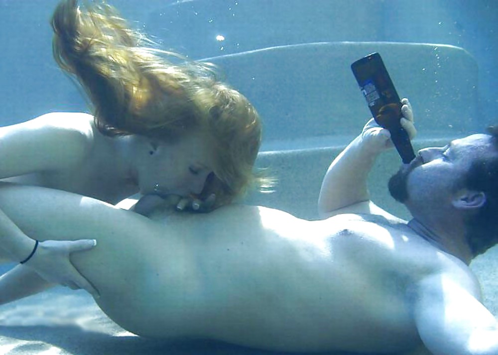 Chicas jóvenes bajo el agua
 #14656735