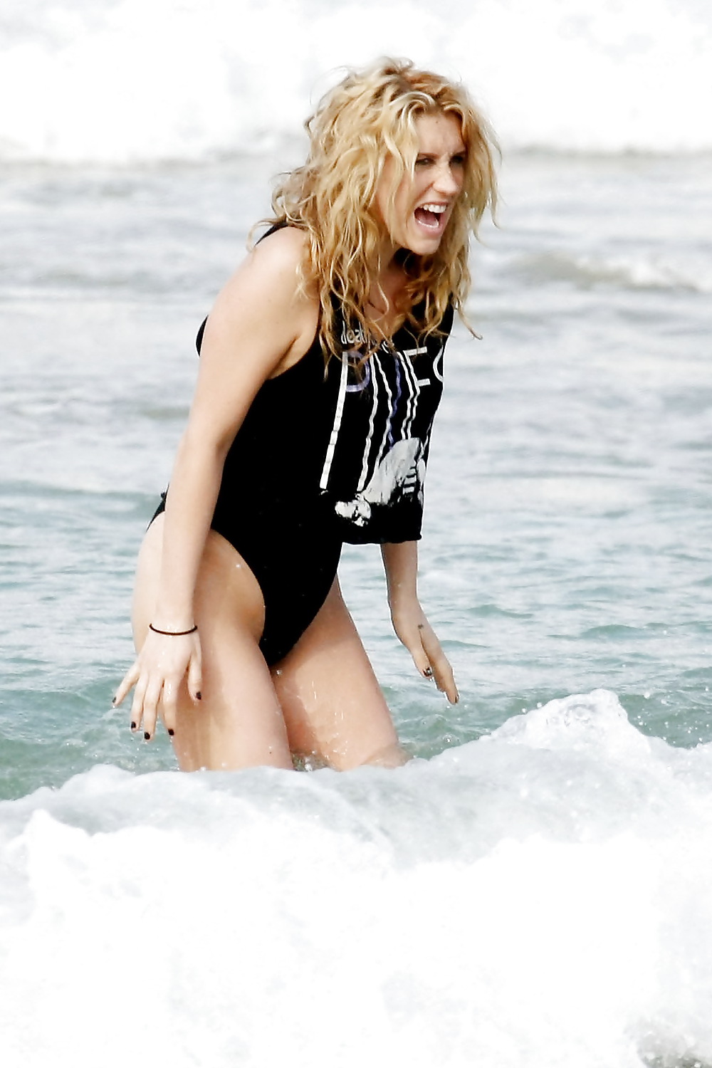 KE$HA IS...UMMM...HMMM  #3877315