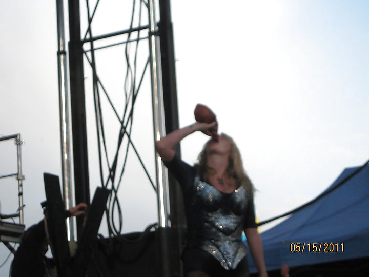 KE$HA IS...UMMM...HMMM  #3877599