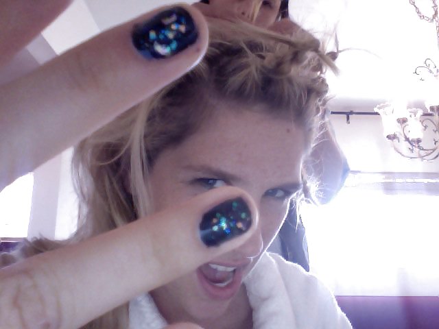 KE$HA IS...UMMM...HMMM  #3877607
