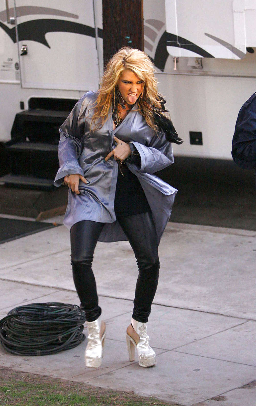 KE$HA IS...UMMM...HMMM  #3877800
