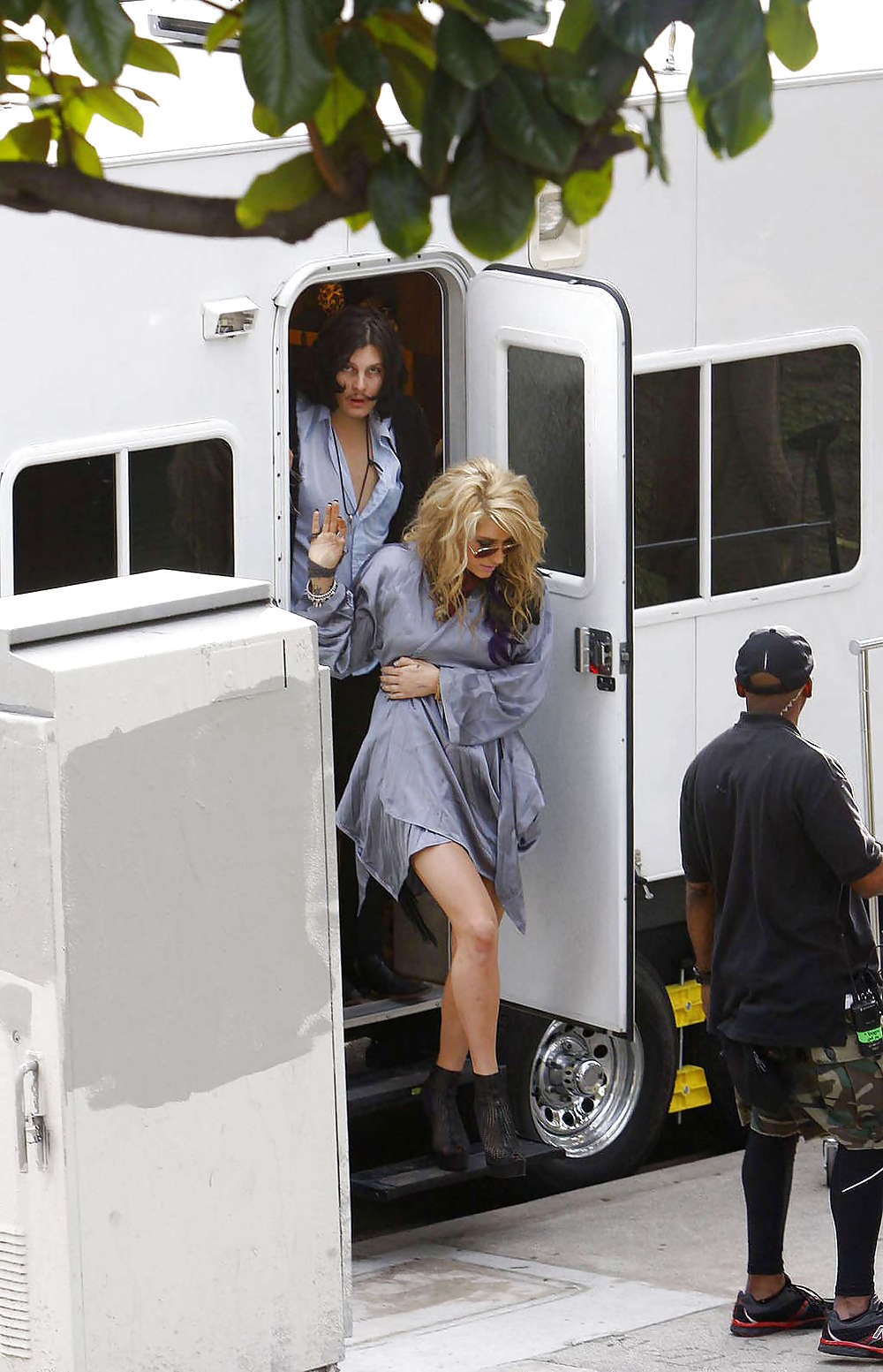 KE$HA IS...UMMM...HMMM  #3877829