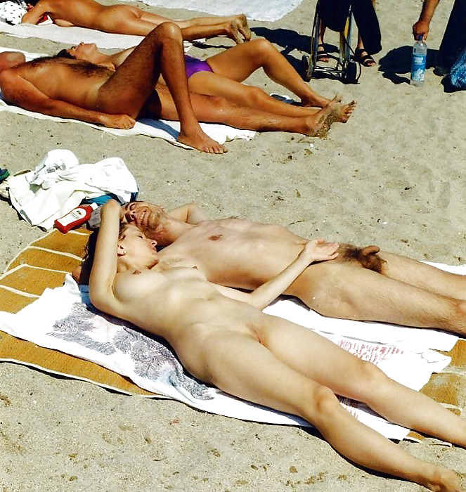 Ragazze nude sulla spiaggia
 #323886