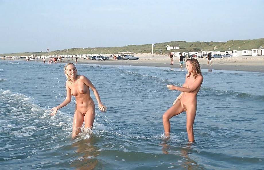 Ragazze nude sulla spiaggia
 #324138