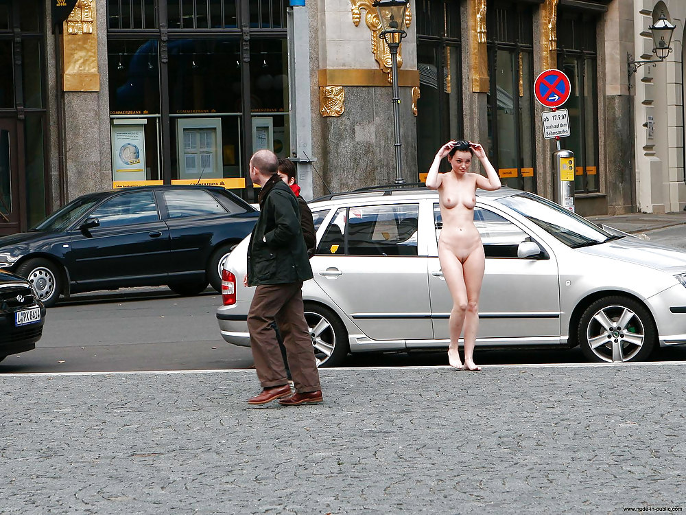 Desnuda en público
 #15020011