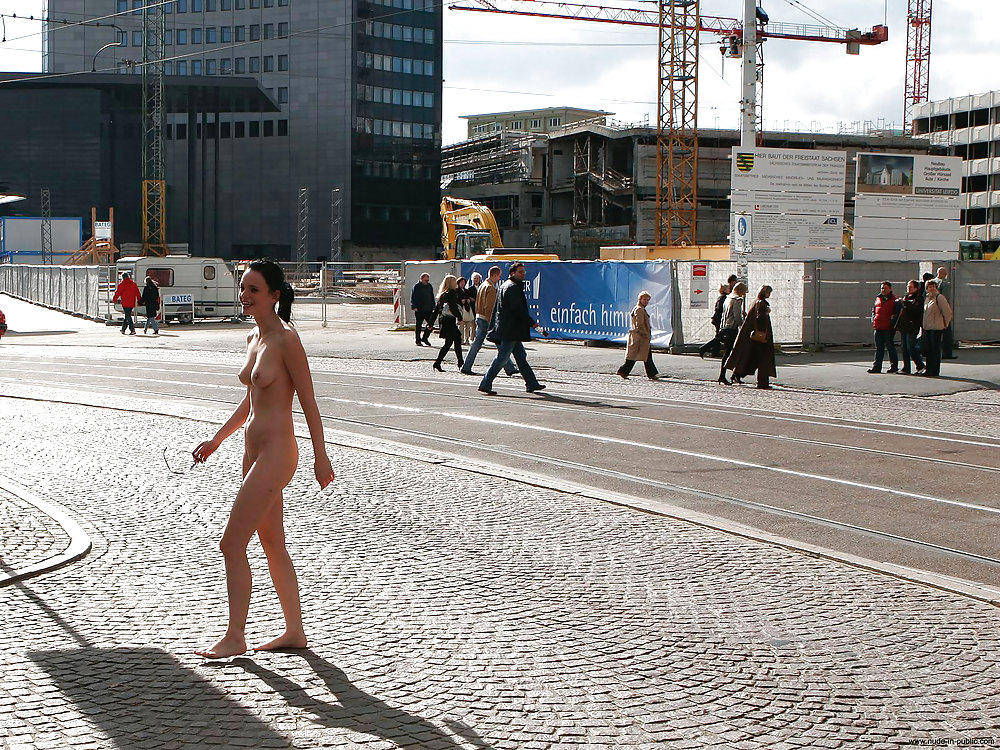 Desnuda en público
 #15020273