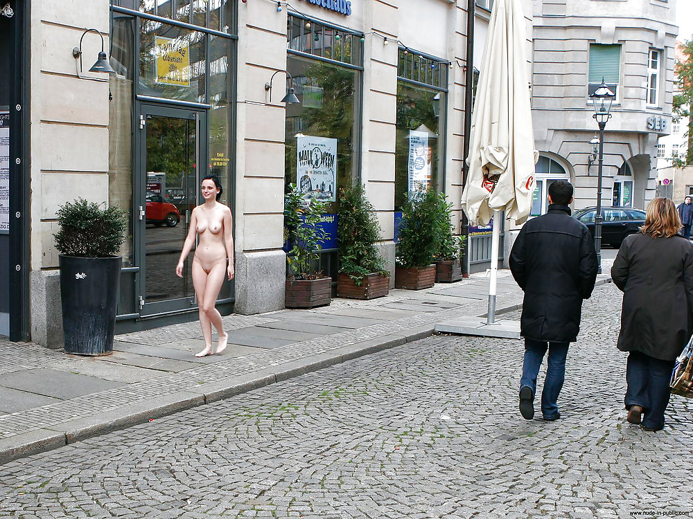 Desnuda en público
 #15020379