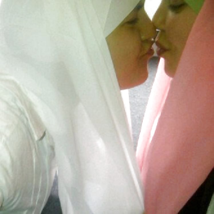 Lesbian arabs #20566303