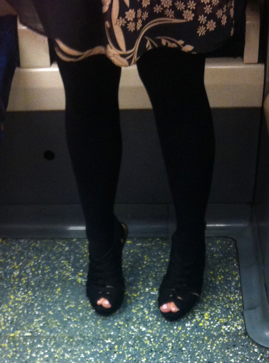 電車の中でのセクシーなヒールとつま先の足の写真
 #12021134