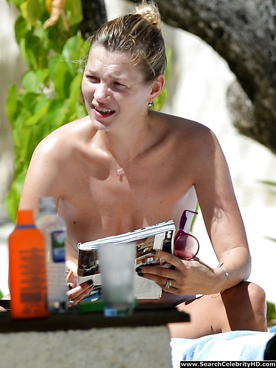 Topmodel, Kate Moss Sonnt Topless In Jamaica #21467332