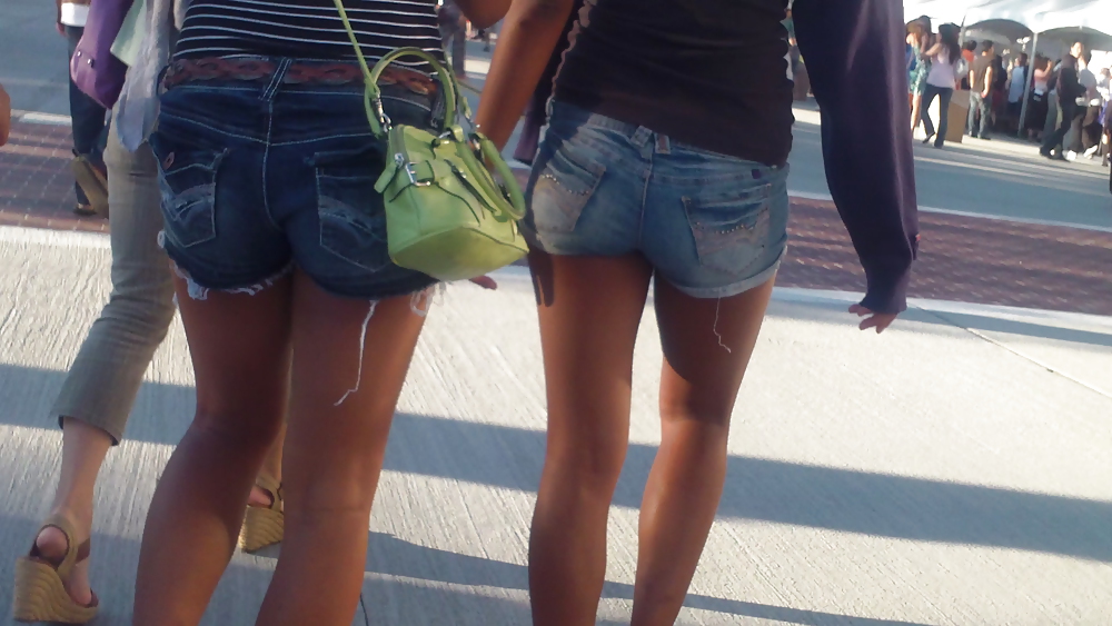 Erstaunliche Mädchen Arsch & Hintern In Jeans Shorts #12765467