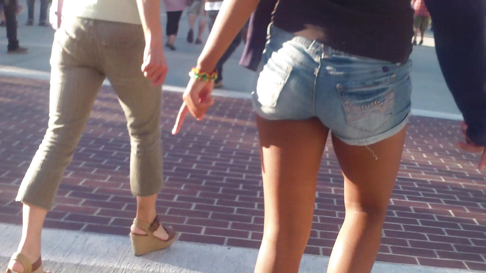 Erstaunliche Mädchen Arsch & Hintern In Jeans Shorts #12765473